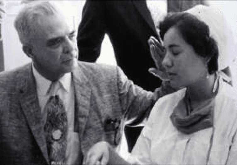 Photographie de Milton Erickson en contact avec une patiente